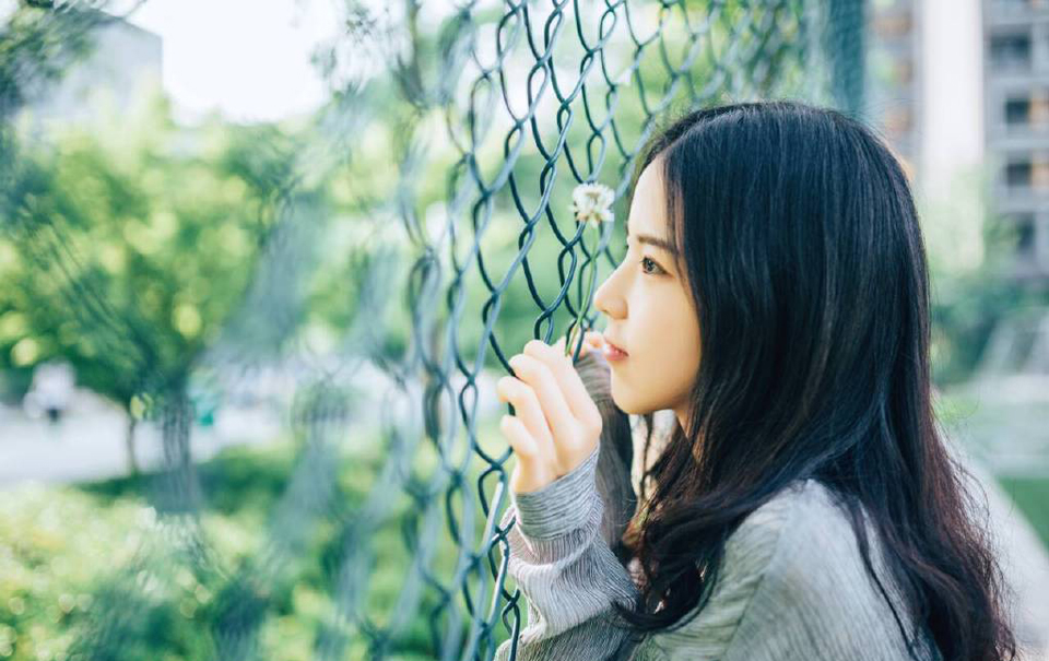 “主公……”黄权站出来一步，面色有些复杂的摇了摇头。